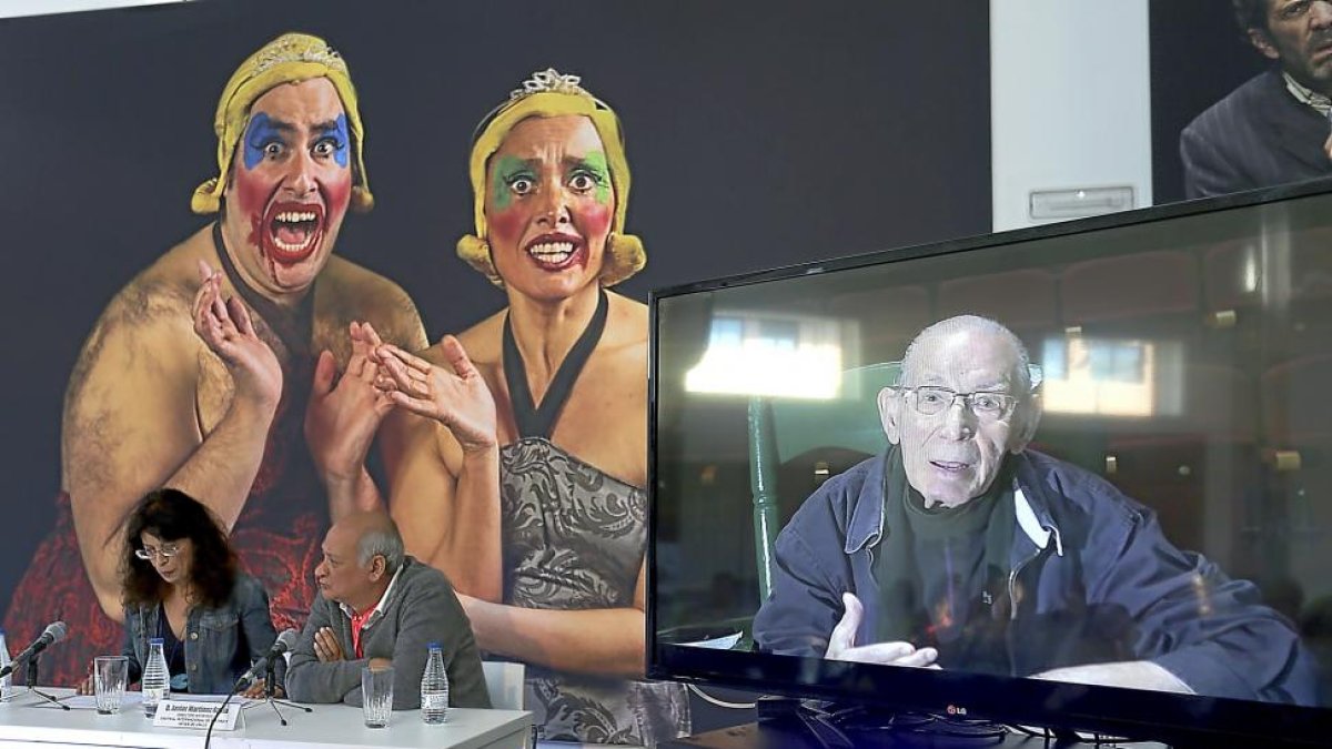 El actor y director teatral, Salvador Távora, en la pantalla durante el acto de homenaje.-ICAL