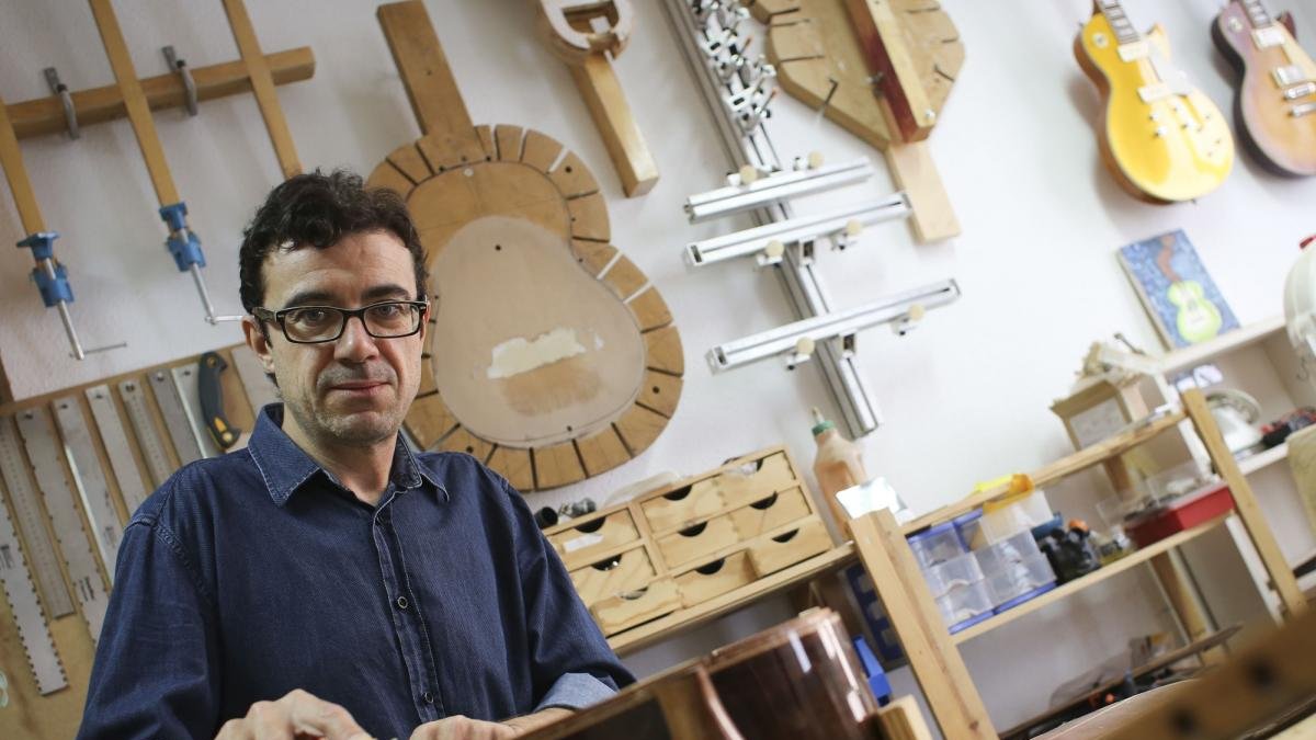 Rafael Fuentes trabaja en su taller de Valladolid en la fabricación de una guitarra.-MIGUEL ÁNGEL SANTOS