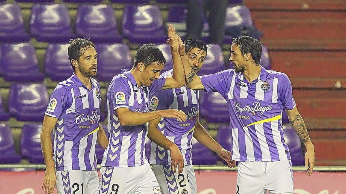 Mata (9) es felicitado por Leao, Michel (21) y Álex Pérez (24)-J.M.LOSTAU