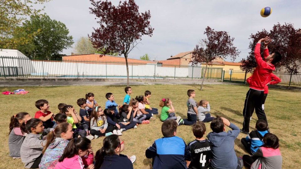 Actividad anterior dedicada al voleibol en uno de los centros educativos. / APDV