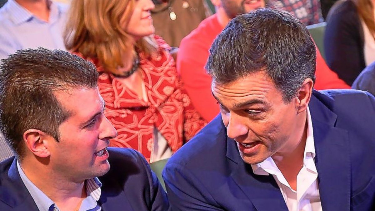 Luis Tudanca y Pedro Sánchez, en una imagen de archivo.-ICAL