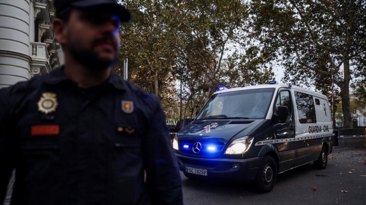 Dos detenidos en Tarragona por mensajes de odio contra la Policia y la Guardia Civil el 1-O.-EMILIO NARANJO (EFE)