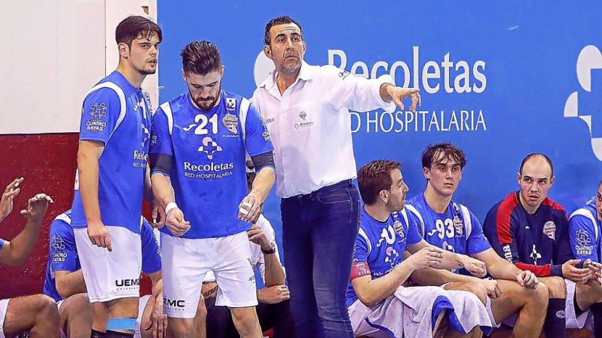 David Pisonero da instrucciones en el banquillo a Roberto Pérez y Rubén Río en un partido de esta campaña.-J. M. LOSTAU