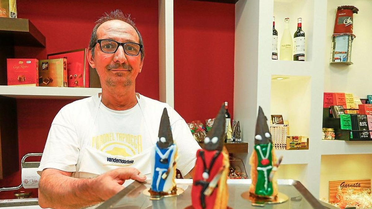 Ángel Mesonero muestra el pastel penitente en la Confitería Vitín.-PHOTOGENIC / PABLO REQUEJO