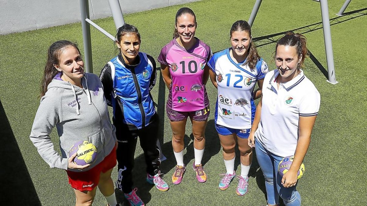 Ana Viloria, Lulu, María O’ Mullony, Nieto y Nekane posan con las equipaciones 2017-2018.-J.M. LOSTAU