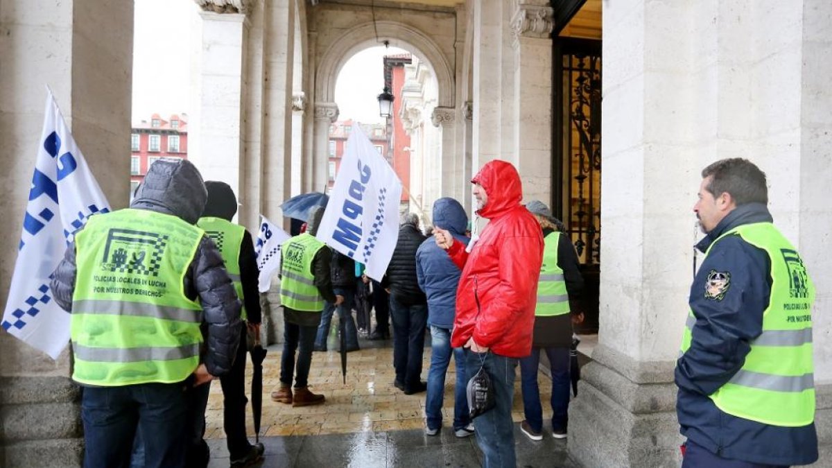 Los policías, concentrados en la puerta del Ayuntamiento.-ICAL