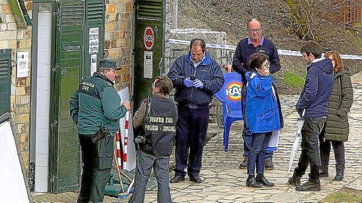 Guardias civiles y cuerpos de rescate minutos después del trágico suceso en la plaza de Las Catedrales de Ribadeo (Lugo).-EPL