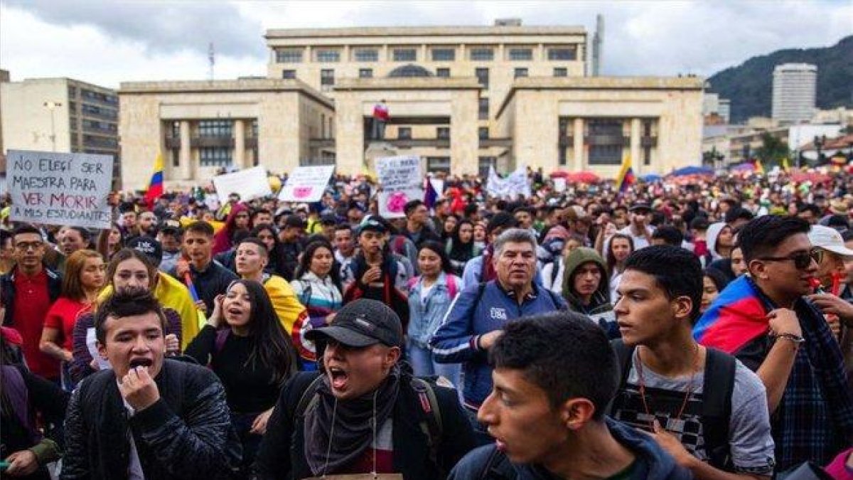 Protestas sociales en las calles de Bogotá, Colombia.-EFE