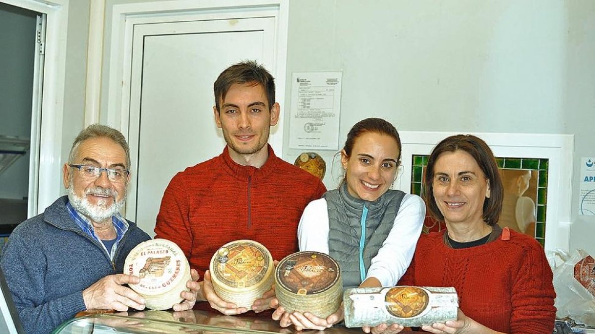 La familia De Lera con algunos de los quesos artesanos en Toral de los Guzmanes.-L.P.