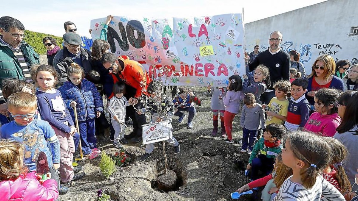 Movilización del colegio Violeta Monreal, el pasado día 2, con la plantación de un árbol en el solar afectado.-J. M. LOSTAU