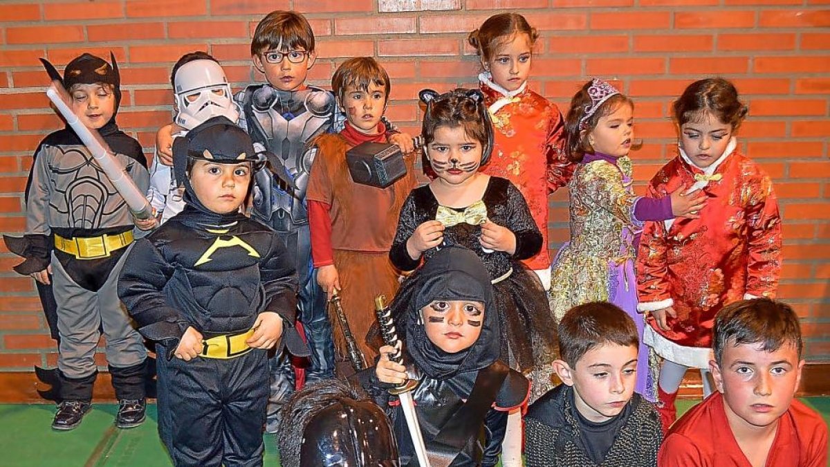 Niños disfrazados en el baile de carnaval celebrado en el polideportivo de Cigales.-E.M.
