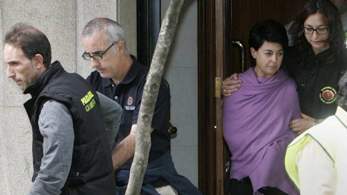 Los padres de Asunta, Alfonso Basterra y Rosario Porto, tras el registro de sus respectivos domicilios, en septiembre del 2013.-EFE