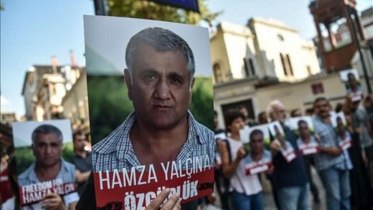 Protesta en Estambul contra la detención de Yalçin, el 13 de agosto.-AFP / OZAN KOSE