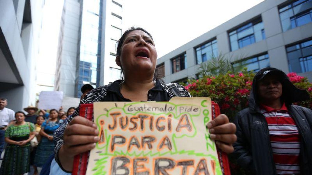 Una joven sostiene un cartel en Ciudad de Guatemala con el que exige justicia por el asesinato de la dirigente indígena hondureña Berta Cáceres hoy, jueves 3 de marzo de 2016.-EFE