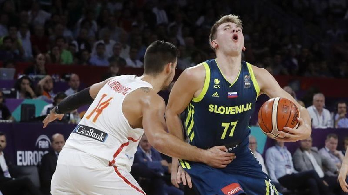 El pívot de España Willy Hernangómez (i) hace falta al jugador de Eslovenia Luka Doncic (d), durante el partido de semifinal del Eurobasket 2017 disputado hoy en el Sinan Erdem Arena de Estambul.-EFE