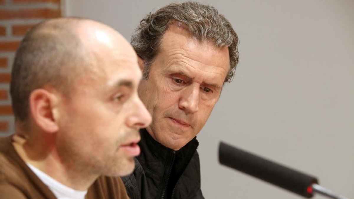 Carlos Alonso, representante de Policías Locales de UGT Castilla y León, y Juan Francisco Crespín, representante federacl de Policía Local de UGT, explican la repercusión en las administraciones locales de la jubilación anticipada de la Policía Municipal.-ICAL