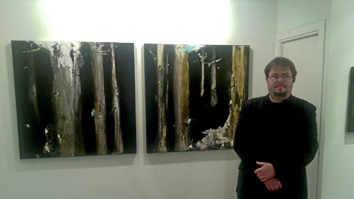 Fernando Palacios posa junto a varias de sus obras en la Galería Orfila; a la derecha, detalle de una de las obras.-El Mundo