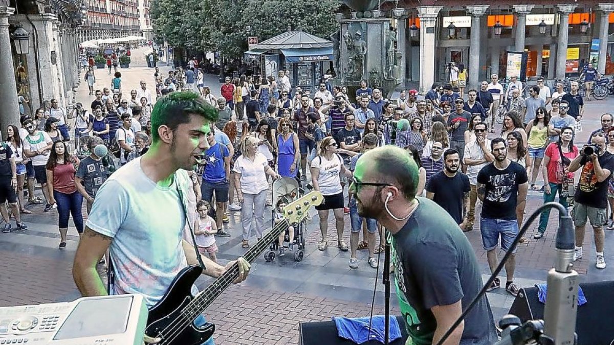 Un momento de la actuación de Octubre Polar en la plaza de Fuente Dorada de la capital vallisoletana.-J. M. LOSTAU