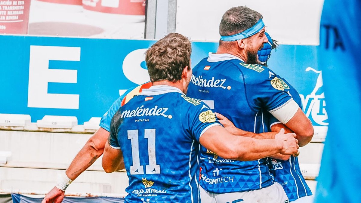 Jugadores del Entrepinares celebran un ensayo.