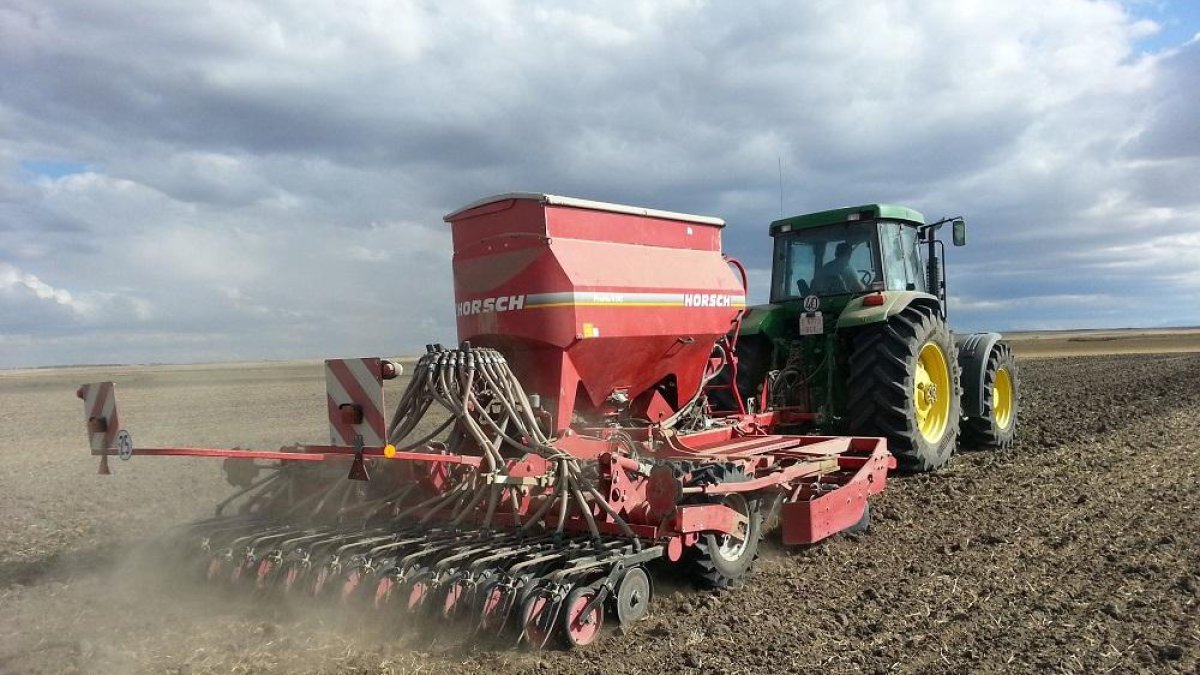 Un agricultor en plena labores de siembra en una parcela de la Comunidad.-ACOR