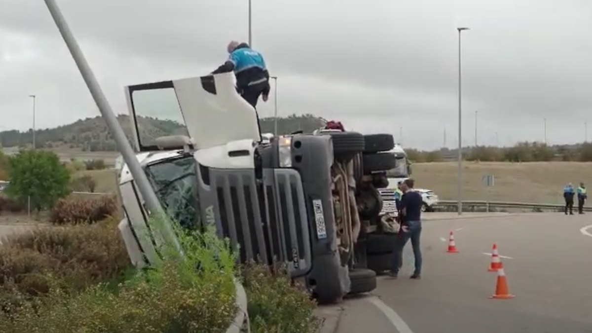 Vuelco de un camión en la Cistérniga, Valladolid. Photogenic