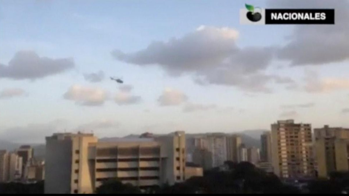 magen del helicóptero sobrevolando la sede del Tribunal Supremo, este martes en Caracas.-REUTERS