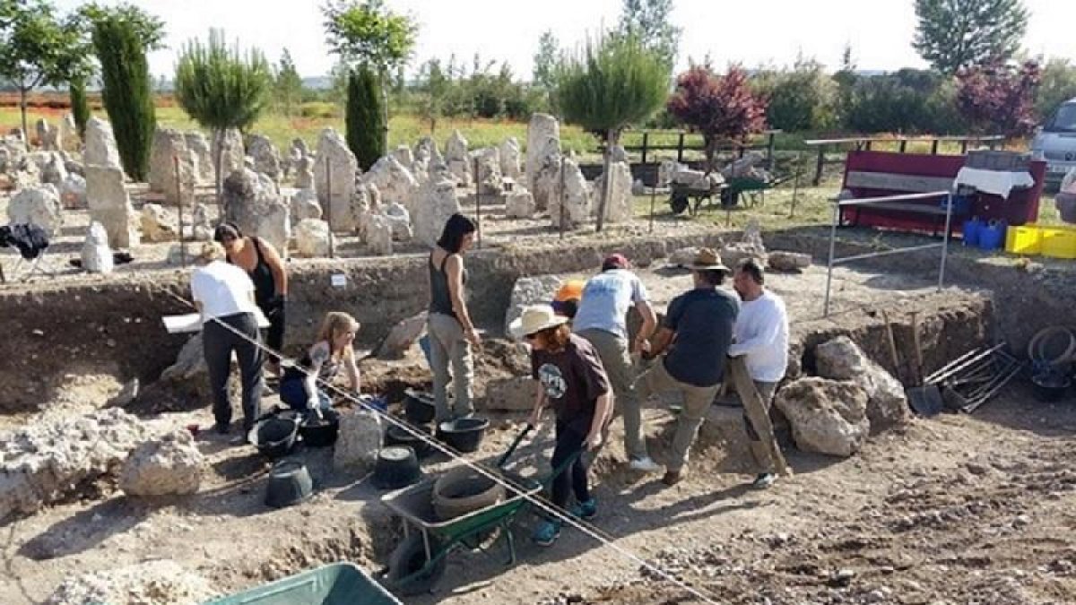 Excavaciones en el yacimiento de Pintia en Padilla de Duero.-E. M.