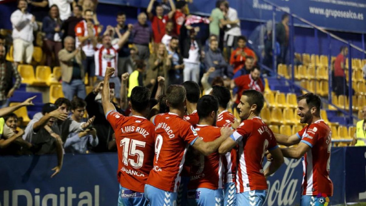 Los jugadores del Lugo celebran con sus seguidores el gol de la victoria en Alcorcón.-LALIGA