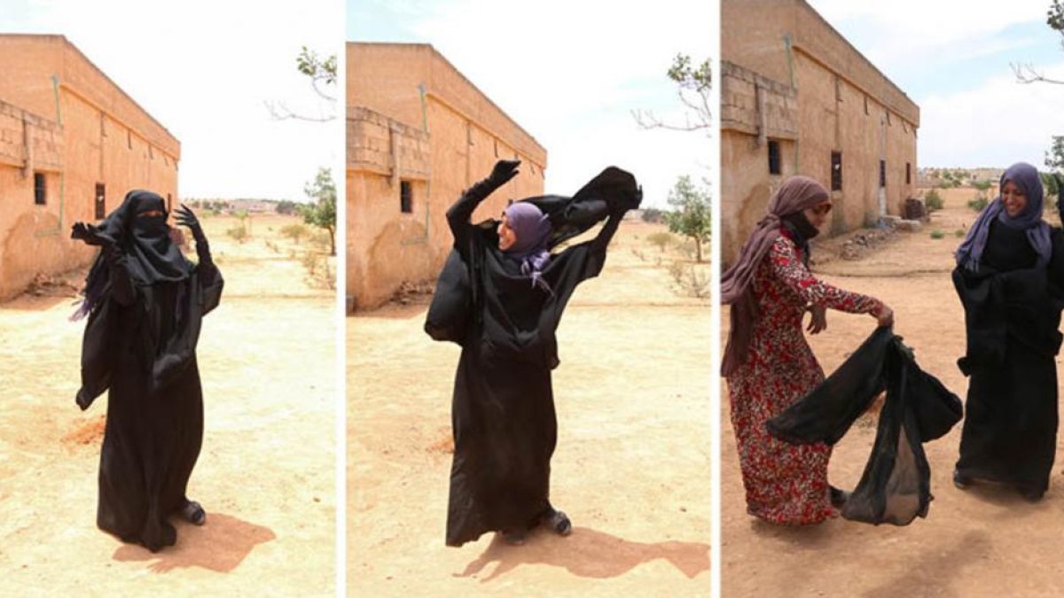 Las mujeres sirias celebran su liberación despojándose de los niqabs y velos que vestían obligadas por el Estado Islámico.-REUTERS