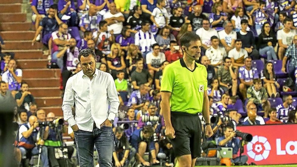 Sergio, entrenador blanquivioleta, pensativo ante uan de las esquinas del fondo norte.-M.Á. SANTOS