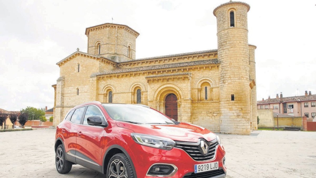 El nuevo Kadjar, en suelo castellano, en la cuna del románico, junto a la iglesia de San Martín de Frómista (Palencia) . J. M. LOSTAU