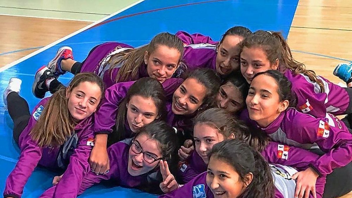 Las jugadoras del SanJo Uvalquirias, tras conseguir el campeonato.-D.V.