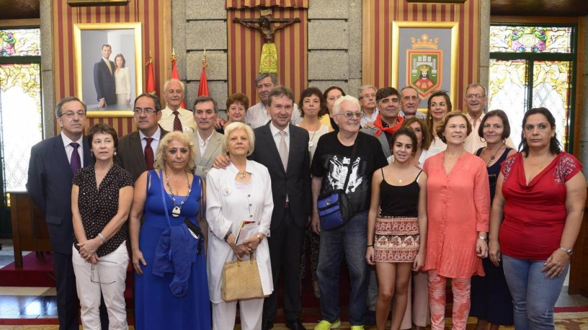 El alcalde de Burgos, Javier Lacalle, recibe a los participantes de la Operación Añoranza 2015, en el marco de las Fiestas de San Pedro y San Pablo-ICAL