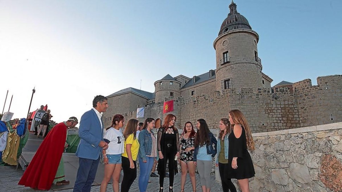Silvia Clemente con el alcalde de Simancas Alberto Plaza y las siete doncellas anoche en Simancas (Valladolid).-E.M.