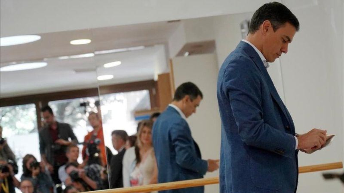 Pedro Sánchez acude a votar en Madrid.-JOSÉ LUIS ROCA