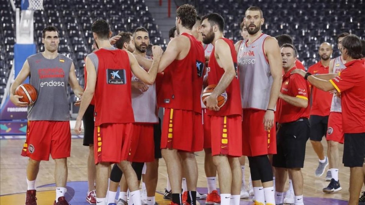 Los jugadores de la selección, a la conclusión del entrenamiento en Cluj.-JUAN CARLOS HIDALGO (EFE)