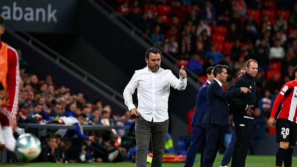 Sergio realiza un signpo de aprobación a sus jugadores durante el partido de San Mamés.-PHOTO-DEPORTE