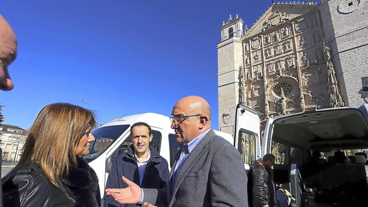 Teresa López, secretario provincial del PSOE,con su homólogo del PP, Jesús Julio Carnero, en un acto en enero.-ICAL