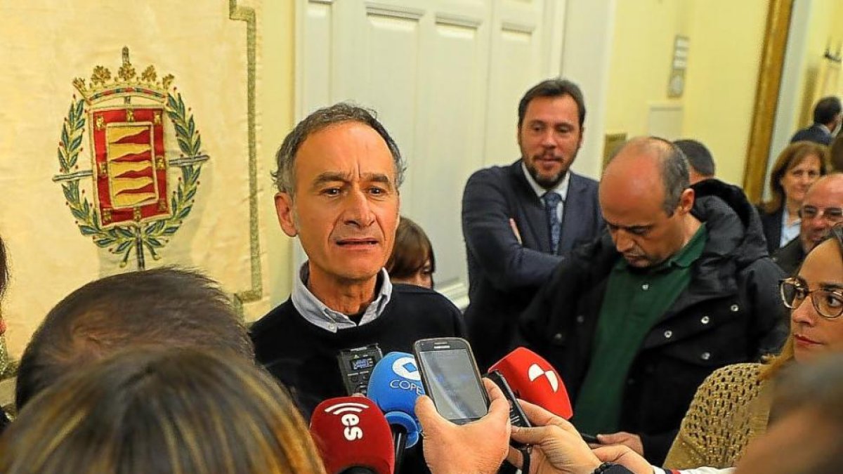 Pablo López y el alcalde de Valladolid, Óscar Puente al fondo.-E.M.
