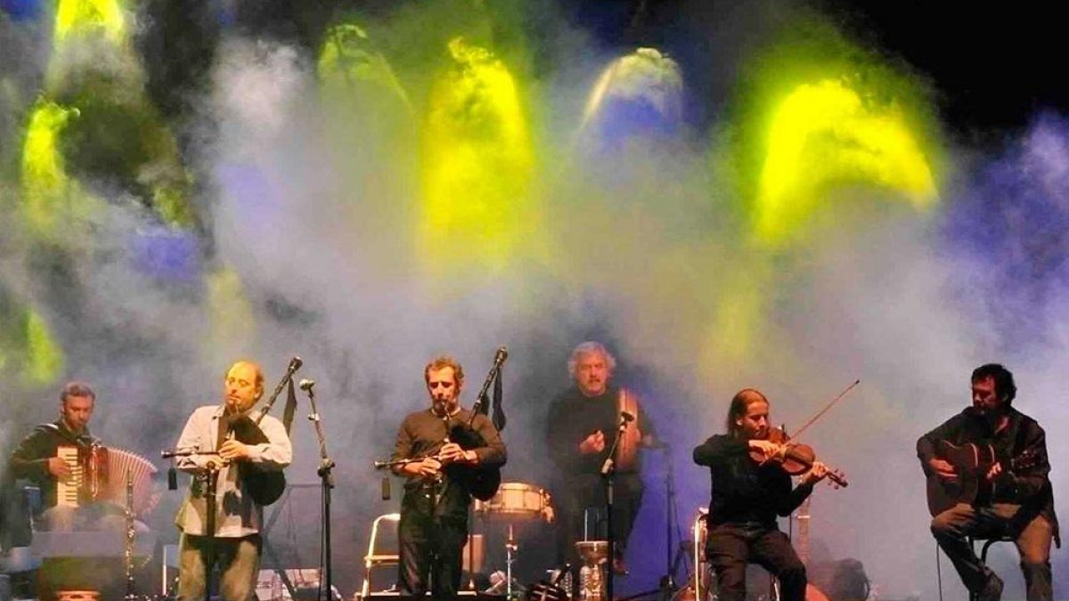 Manu Riveiro, Nando Casal, Xosé Ferreirós, Moncho García, Harry C y Manu Conde en un concierto de Milladoiro.-E.M.