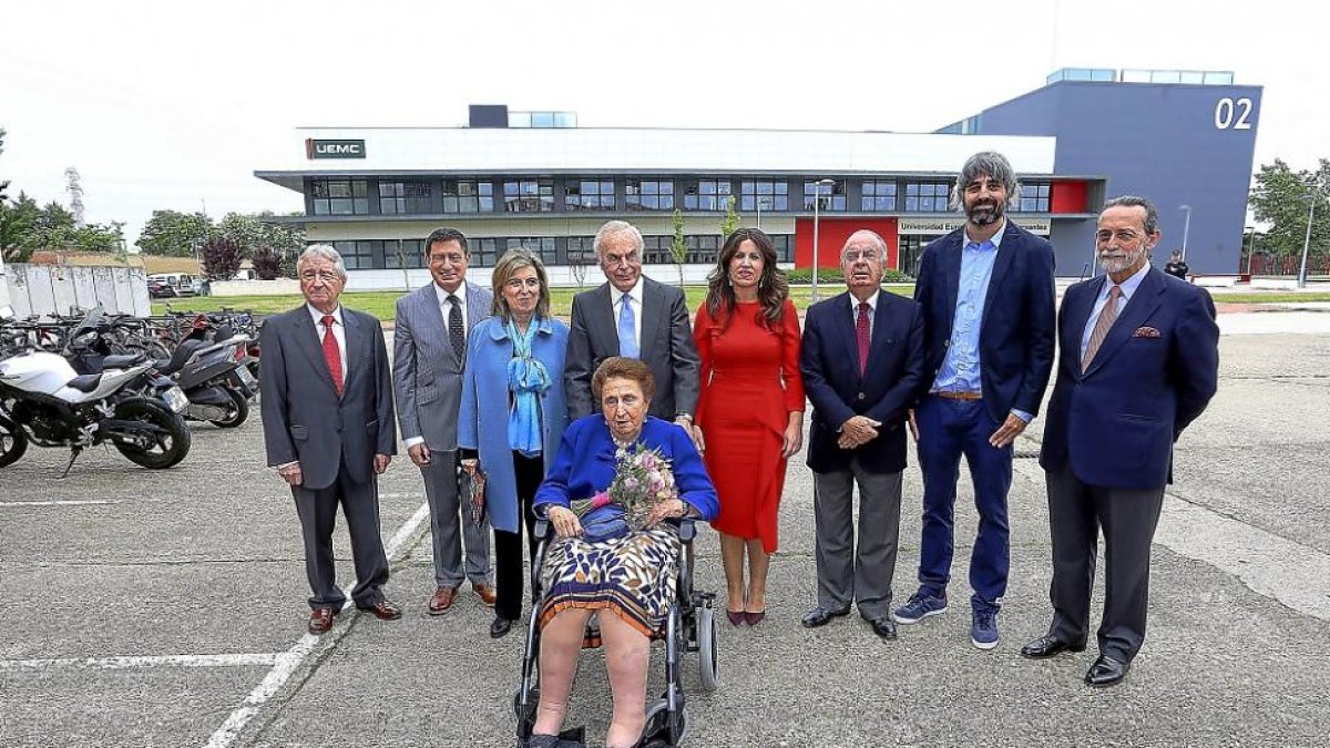 La duquesa de Soria, con su marido detrás, flanqueados por Almuiña, Fonseca, Salgueiro, Rodríguez, Ortega, Pereda y Benjumea en la sede de la UEMC.-ICAL