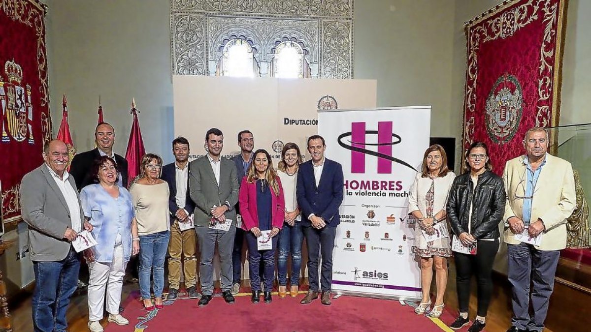 Representantes de las instituciones que organizan las ruedas de hombres.-E. M.