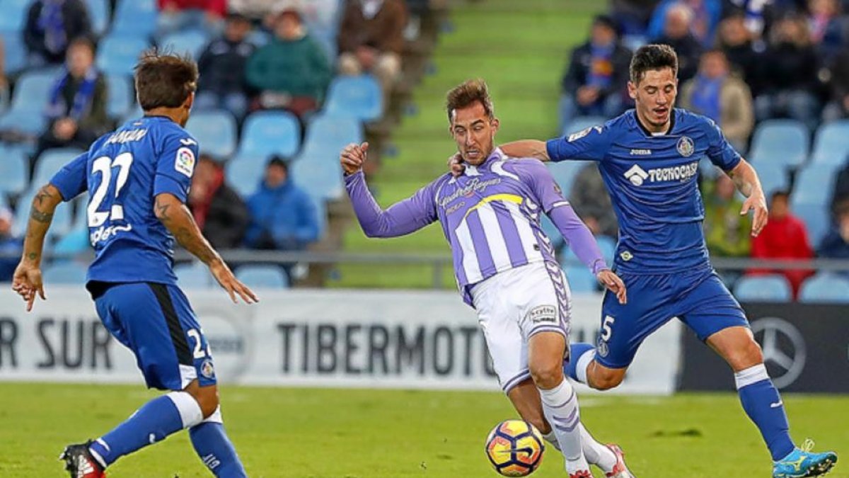 Paul Anton agarra a Ángel en el partido disputado el sábado en el Coliseum Alfonso Pérez de Getafe.-ARABA PRESS
