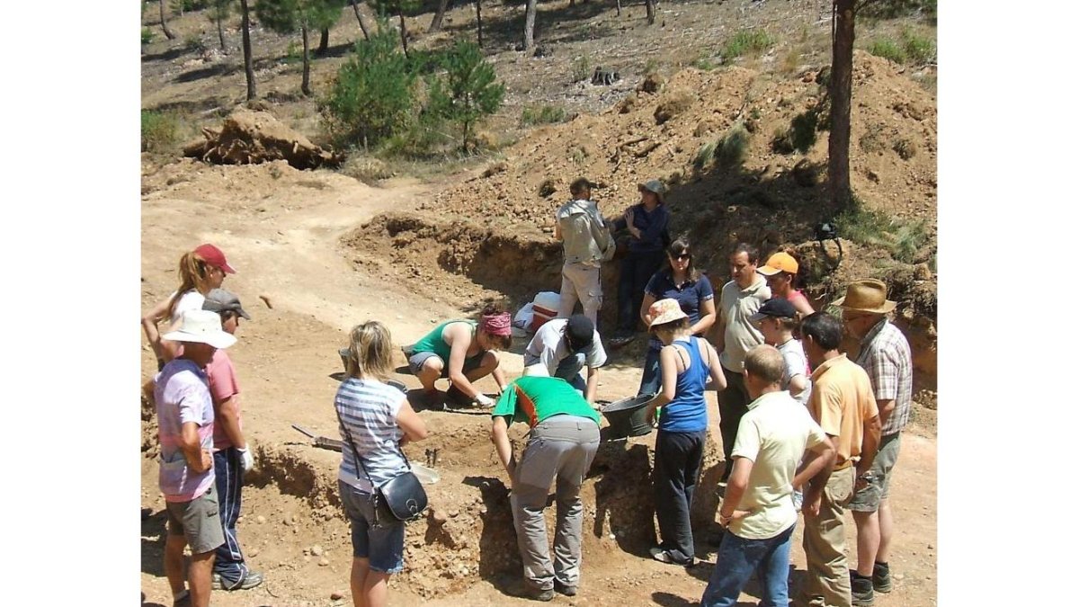 Exhumación en una de las fosas comunes en las que se encontraba uno de los seis ajusticiados de Vilviestre.-ECB