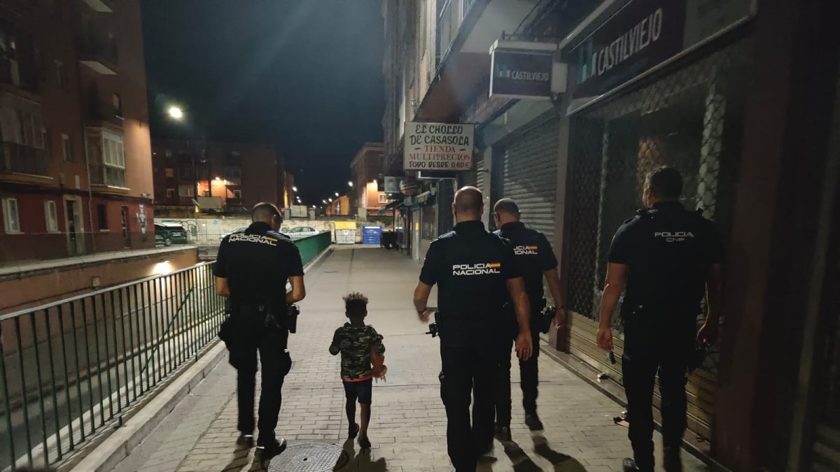 Los agentes policiales que acudieron a la llamada de socorro del niño cuidaron de él durante dos horas. - JUPOL