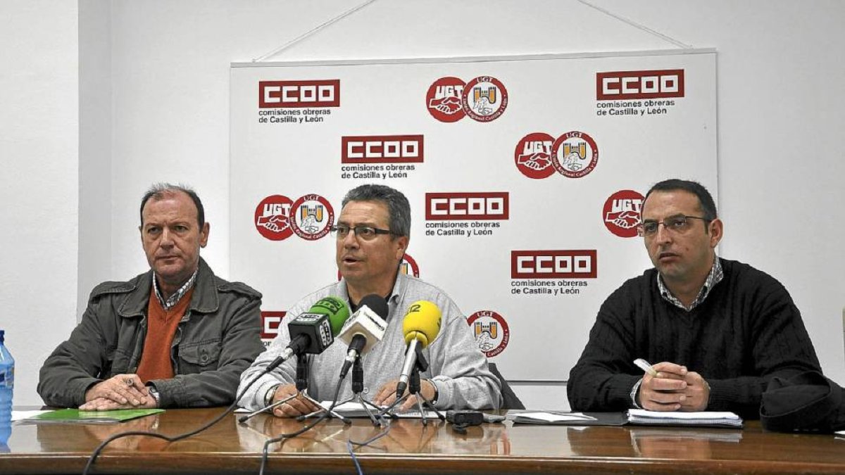José Manuel Sanz, Javier Écija y Miguel Ángel Campos, representantes de la plantilla, en una rueda de prensa-Santiago G. del Campo