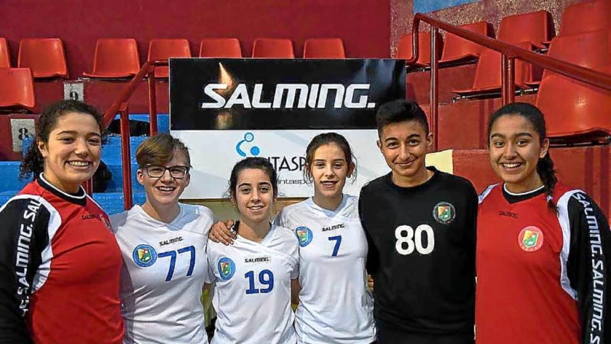 La juvenil del Aula, Rafaela Bergara (izqda.), con Castilla y León en el Nacional donde fue plata.-VALENTÍN G. GARIBAY