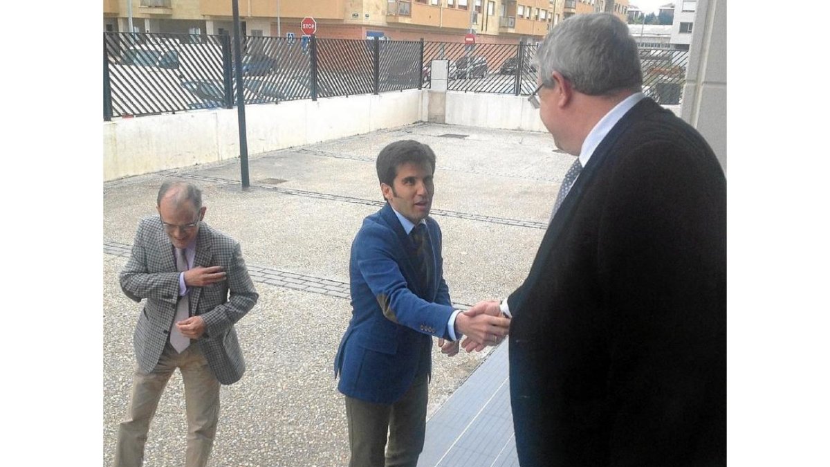 Alfonso Lahuerta saluda al presidente de Afedecyl Gerardo García Alaguero en presencia de Marcelino Maté.-EL MUNDO