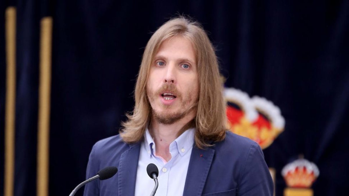 El portavoz de Podemos Fernández al término del discurso de Herrera en el Debate de política general en las Cortes.-ICAL