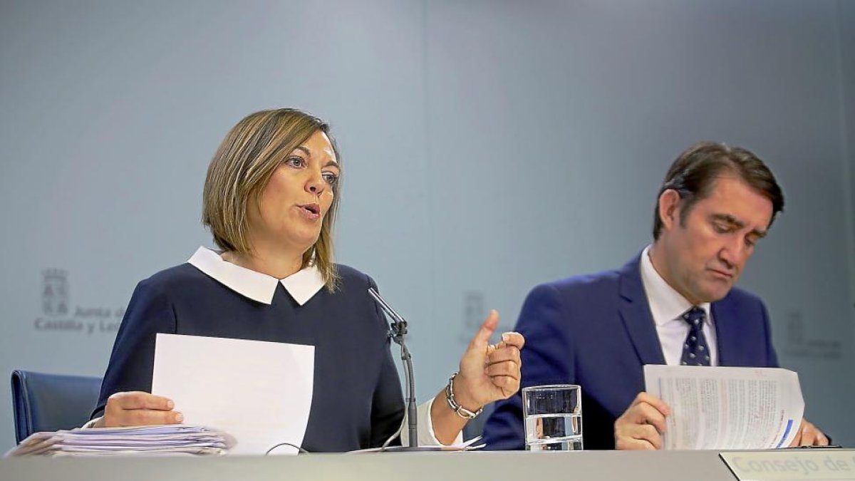 Milagros Marcos y Juan Carlos Suárez-Quiñones, ayer, tras el Consejo de Gobierno.-ICAL